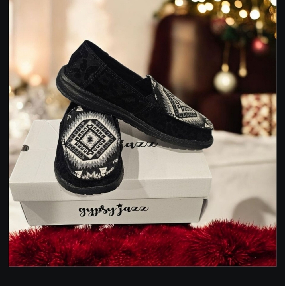 NIB Gypsy Jazz Black and White Patterned Loafers Size 6.5